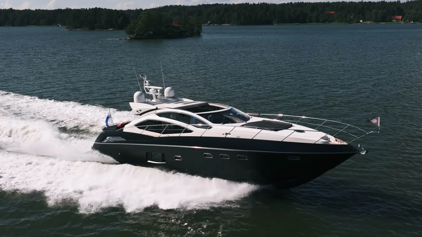 Helsinki Boats — premium-jahti täydessä vauhdissa Helsingin saaristossa